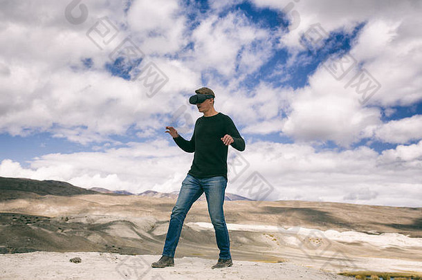 男人。虚拟现实眼镜背景自然男人。游戏