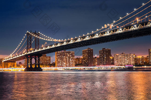 视图曼哈顿桥布鲁克林曼哈顿纽约城市基斯晚上