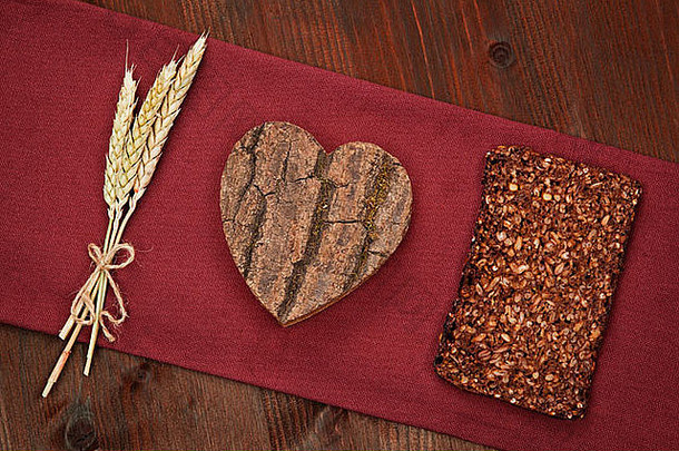 <strong>爱粮食</strong>黑暗面包使小麦木心黑暗面包片健康的吃概念