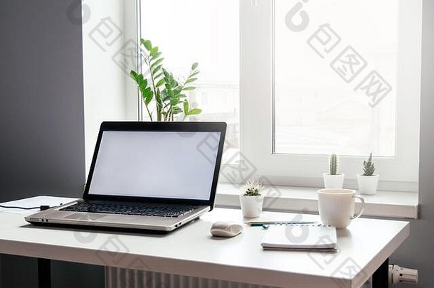 工作的地方移动PC空白屏幕白色表格鼠标杯咖啡首页办公室远程工作