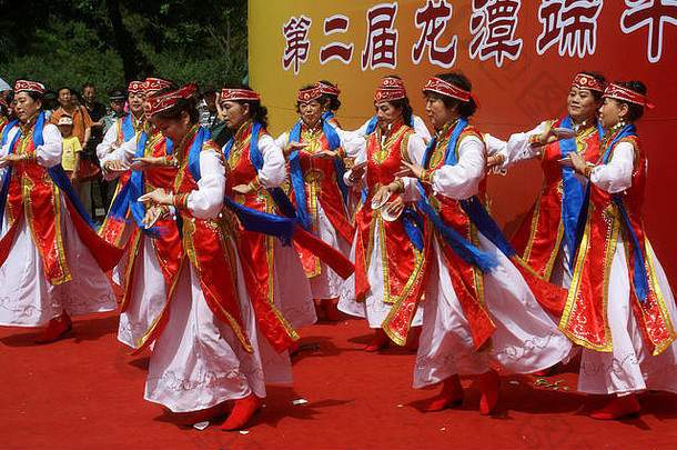 蒙古跳舞剧团执行龙潭公园受欢迎的撤退北京居民周末