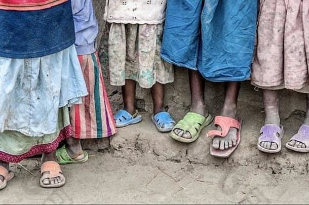 特写镜头色彩斑斓的礼服鞋子腰集团非洲女孩马赛部落坦桑尼亚非洲