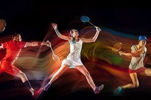 有创意的拼贴画运动员混合霓虹灯光黑色的背景摩天观景轮广告建议运动行动体育运动达到目标概念网球羽毛球球员跳