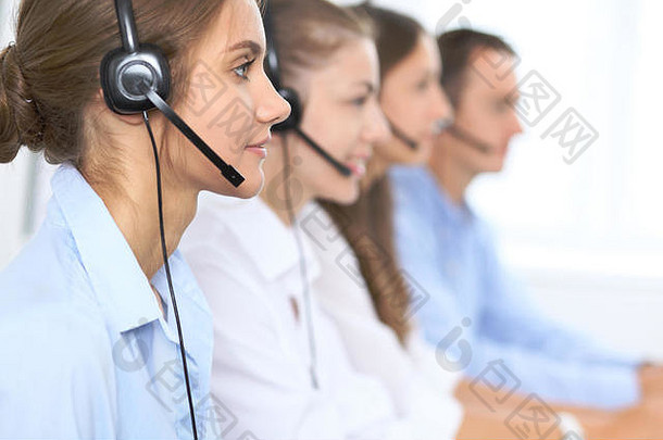 调用中心操作符耳机咨询客户端电话销售电话销售客户服务业务概念