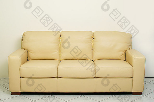 座位的黄色的米色沙发上沙发