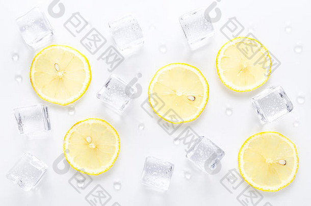 冰多维数据集新鲜的柠檬片水滴白色背景