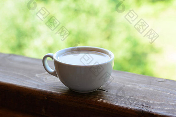 杯咖啡牛奶木表格模糊背景
