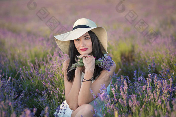年轻的美丽的夫人可爱的脸走薰衣草场周末一天美妙的礼服帽子