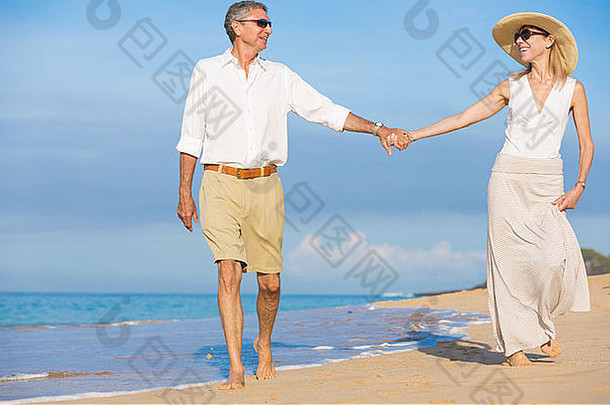 快乐浪漫的夫妇走海滩