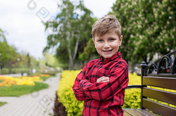 年轻的快乐男孩红色的衬衫