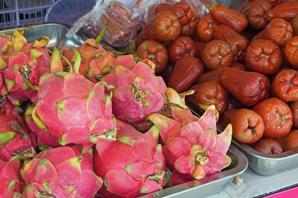 传统的泰国街食物新鲜的水果