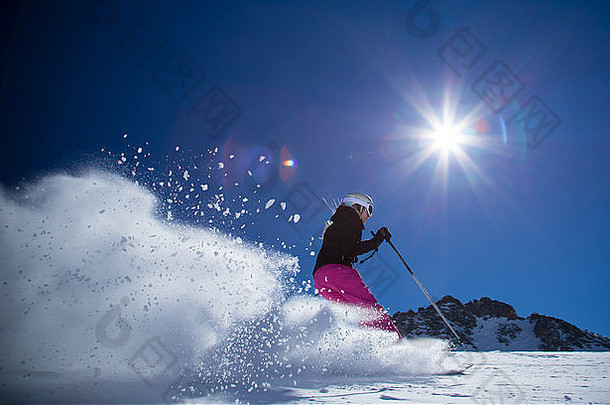 滑雪高山阳光明媚的一天