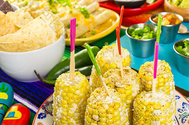 聚会聚会，派对自助餐表格辣的墨西哥玉米结实的矮传统的墨西哥食物