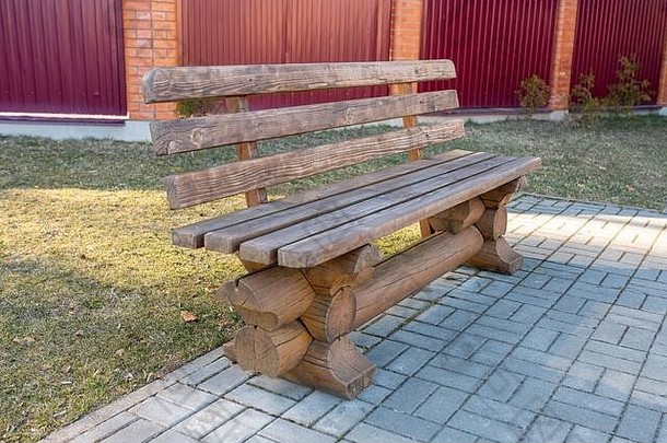 木板凳上公园放松