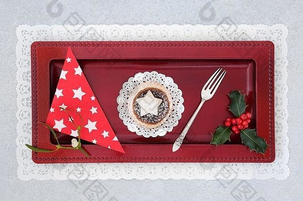圣诞节薄馅饼蛋挞古董银叉冬青槲寄生餐巾红色的板doilie传统的圣诞节食物节日季节