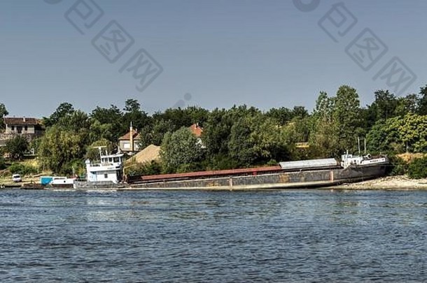 多瑙河塞尔维亚- - - - - -科萨瓦驳船被困海滩