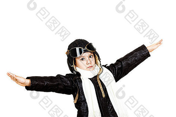 快乐可爱的男孩穿着世界战争飞行员玩木飞机玩具孤立的白色背景古董