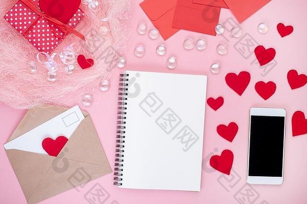 礼物红色的礼物盒子弓记事本聪明的电话信封卡红色的心粉红色的背景平躺复制空间
