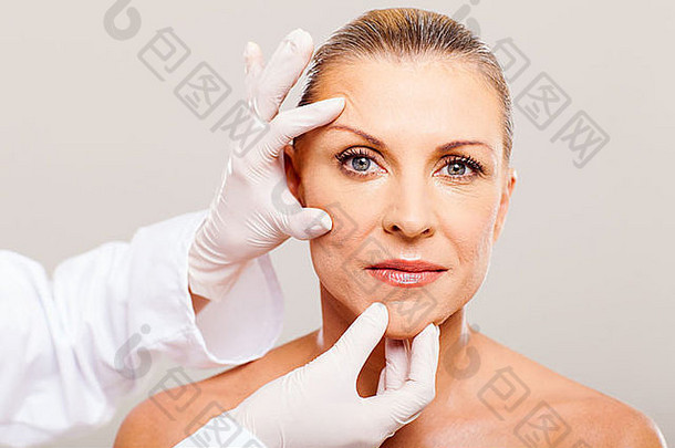 外科医生皮肤检查中期年龄女人塑料手术