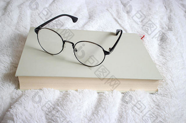 书眼镜床上关闭