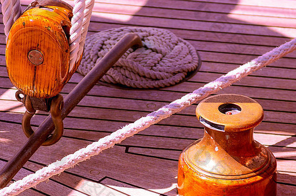 甲板木航行船服务背景古董滑轮绞车绳子