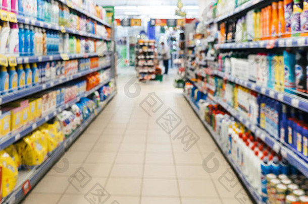 模糊色彩斑斓的超市产品货架上背景浅景深