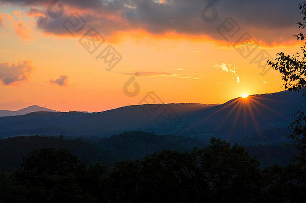 太阳集脊吹岩石蓝色的脊山北卡罗莱纳