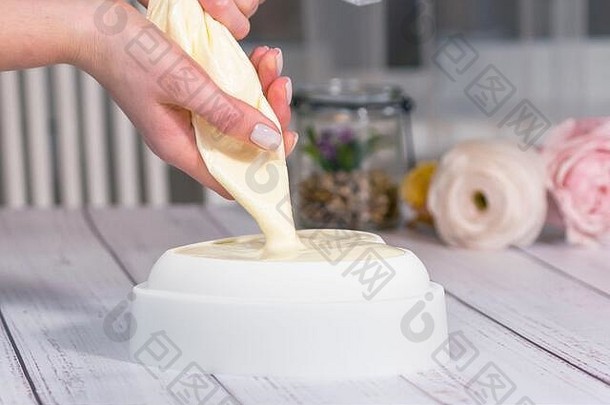 一步一步过程使摩丝蛋糕镜子釉烹饪法国甜点冻镜子糖衣蛋糕烘焙糖果凹陷