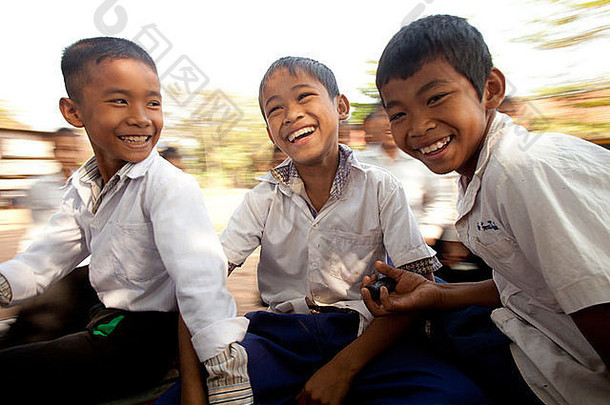 学校孩子们玩村学校battambang柬埔寨照片丹尼斯排水渠