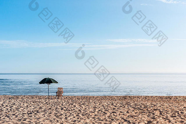 海滩伞早....撒丁岛人海岸普拉塔莫纳