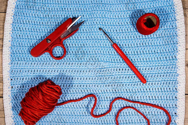 平铺蓝色的钩针编织的布红色的餐具手工爱好Diy