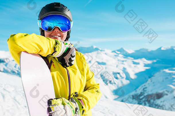 照片微笑女孩头盔面具<strong>滑雪</strong>板背景雪山