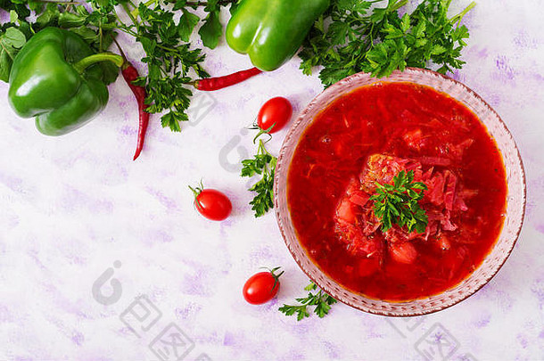 传统的乌克兰俄罗斯蔬菜罗宋汤汤光背景前视图