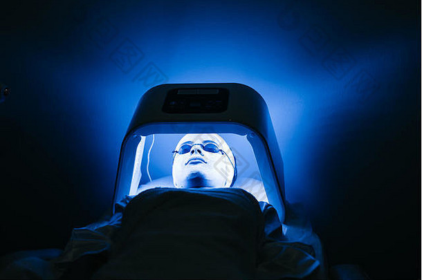 女人麦克日光浴室glassses脸晒黑日光浴室蓝色的光水疗中心位置美沙龙放松