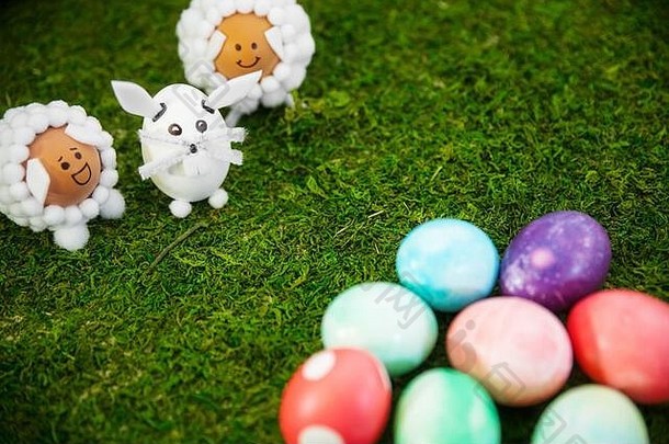 有趣的动物形状的数据色彩斑斓的复活节鸡蛋绿色背景复活节季节