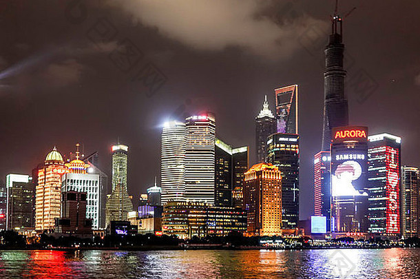 上海中国河巡航黄埔河晚上壮观的霓虹灯灯照明建筑