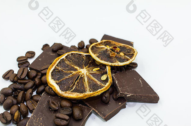 干橙色片前黑暗巧克力块咖啡豆子白色背景