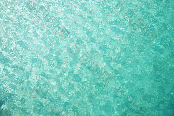 水晶清晰的绿松石海水热带海