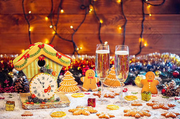 圣诞节姜饼房子时钟玻璃香槟冷杉节日装饰雪模糊散景背景