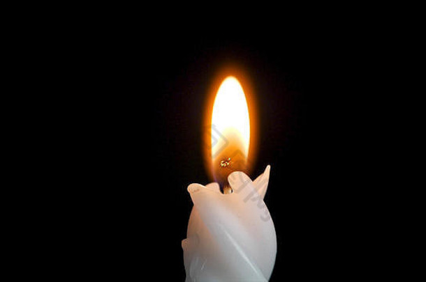 白色长蜡烛黑色的背景单蜡烛火焰光长火焰蜡烛白色蜡烛黑色的背景白色光滑的油缸未被点燃的孤立的黑暗背景