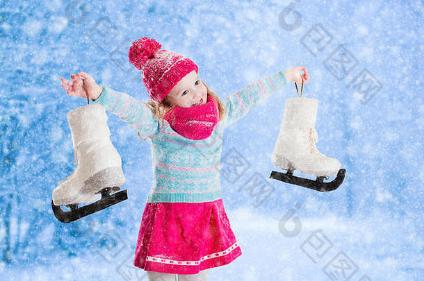 快乐笑女孩有趣的冰滑冰雪公园冬天体育运动户外活动家庭孩子们