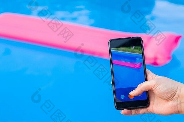 <strong>照片视频</strong>游泳池粉红色的床垫夏季空池假期假期水背景色彩斑斓的夏天背景