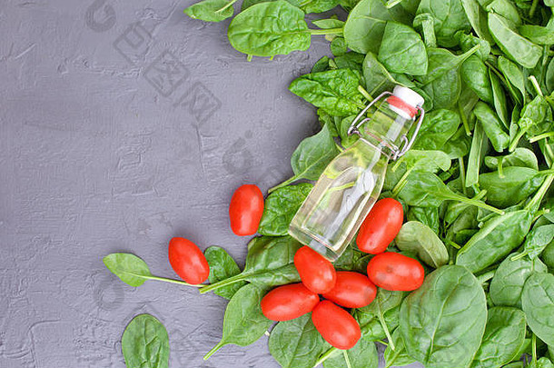 新鲜的菠菜叶子蔬菜石油瓶小樱桃西红柿维生素健康免费的空间文本复制空间