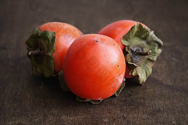 美味的成熟的橙色柿子木表格