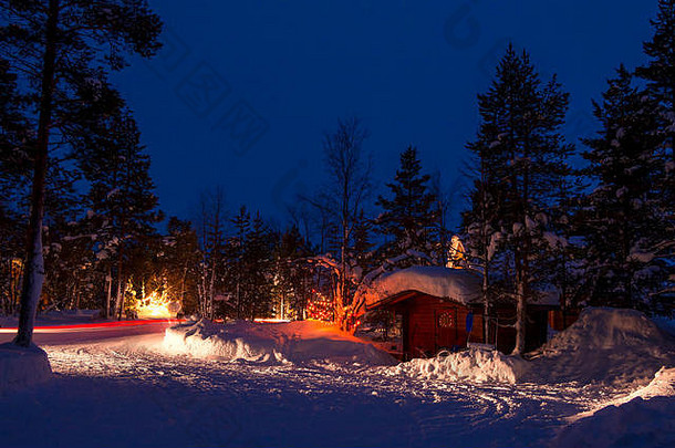 冬天晚上车野营森林很多雪圣诞节花环痕迹头灯