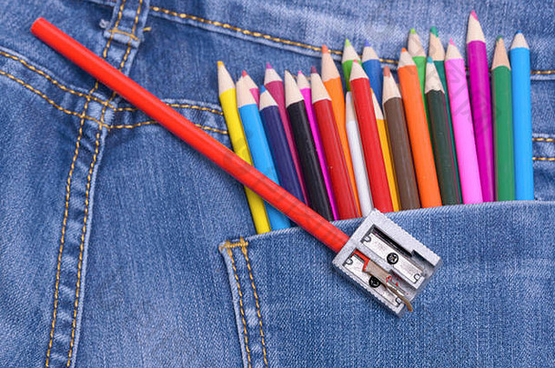 口袋里牛仔裤集团色彩斑斓的画铅笔卷笔刀模糊的彩色的铅笔计划