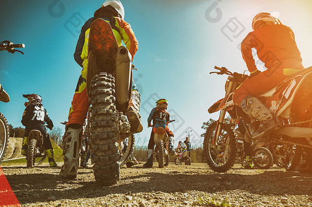 土车团队越野赛自行车摩托车开始路后视图