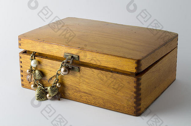 美丽的古董木盒子心珠项链孤立的白色背景