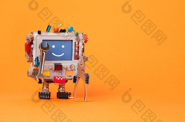 修复电脑概念机器人电工手扳手修复色彩斑斓的显示玩具微笑消息蓝色的监控服务系统沟通概念橙色背景复制空间