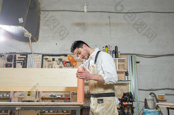 小型公司家具工人概念英俊的年轻的男人。工作家具工厂